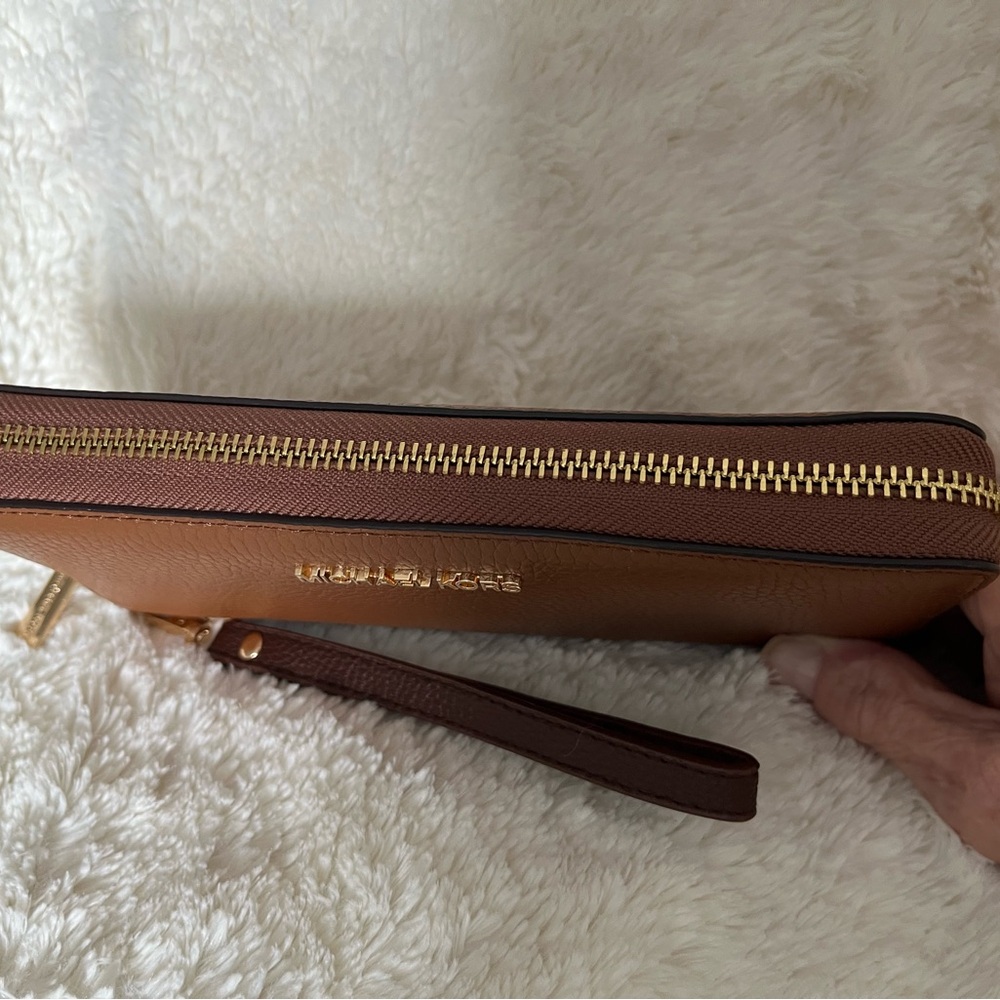 BUNDLE.  Michael Kors Brown Leather Zip Wallet Wristlet 8x4 EUC No callouts - Picture 4 of 9